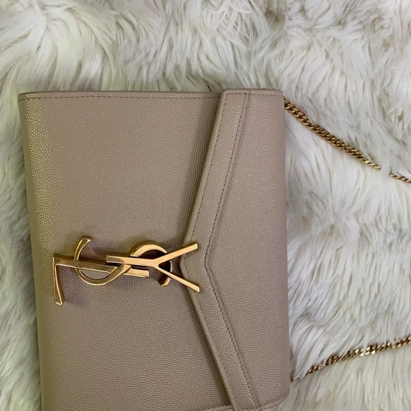 Saint Laurent CASSANDRA MEDIUM CHAIN BAG IN GRAIN DE POUDRE EMBOSSED LEATHER - Picture 3 of 13